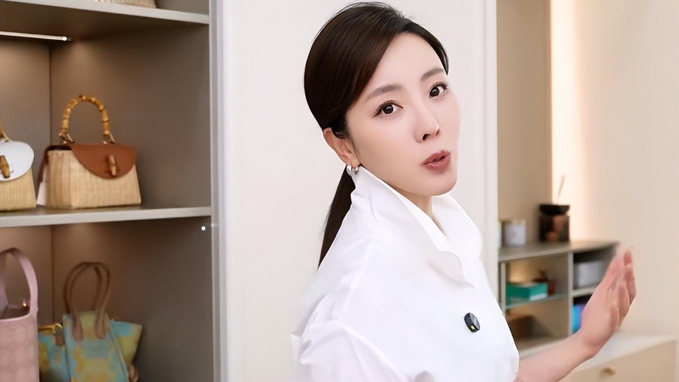 李思思晒工作室，面积大很奢华，央视离职仅两年，收入翻了好几倍