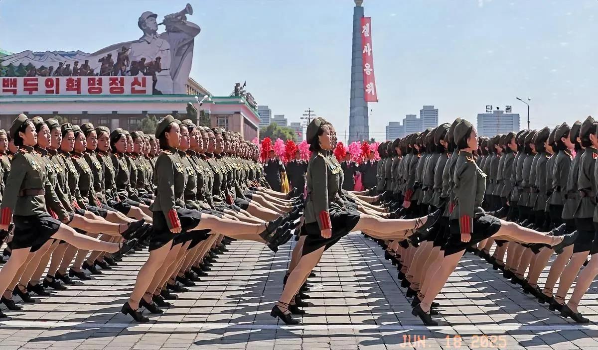 这是我们的近邻朝鲜的阅兵仪式，他们的女兵方队采取的是跨跃式步伐动感十足，但是给人