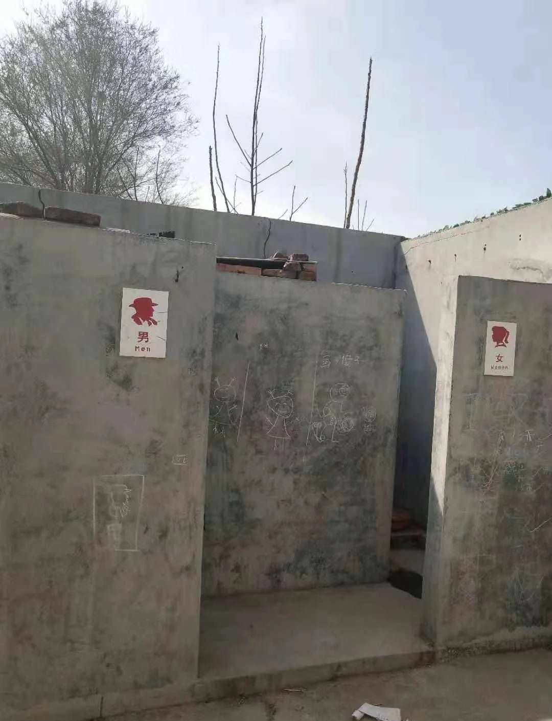 现在回农村，已经很少见到小时候的那种旱厕了。农村的厕所改革，旱厕的消失，可以毫不