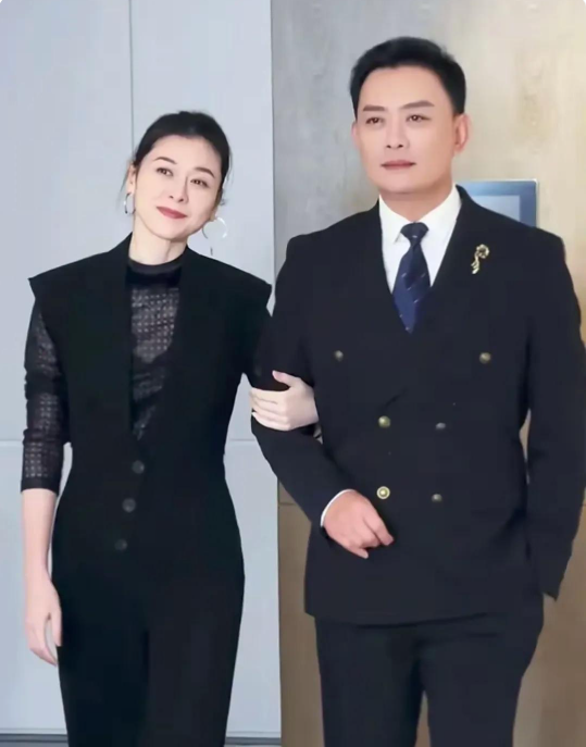 这对明星夫妻太般配了！两位都是演员，男方身高185，女方身高174，男方比女方整