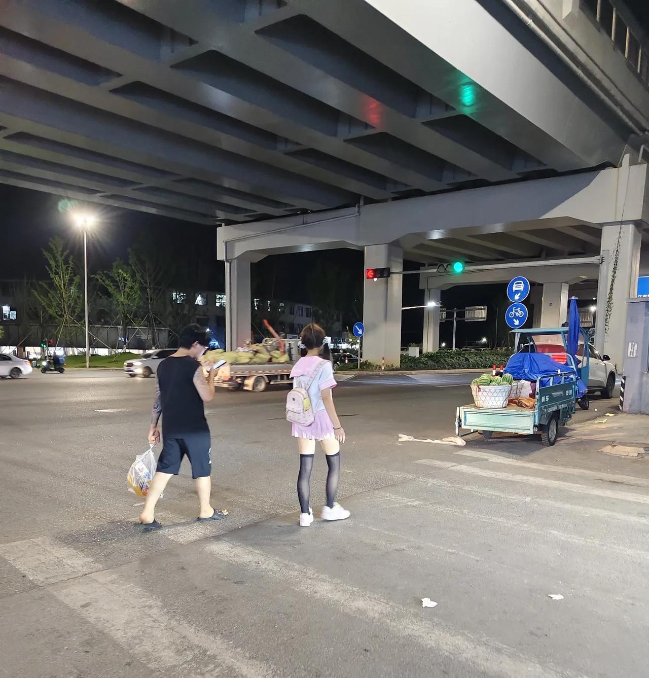 人贩子的新手段，
为避免被骗到缅北，
一定要警惕这些:
1. 独自一人去坐高铁、