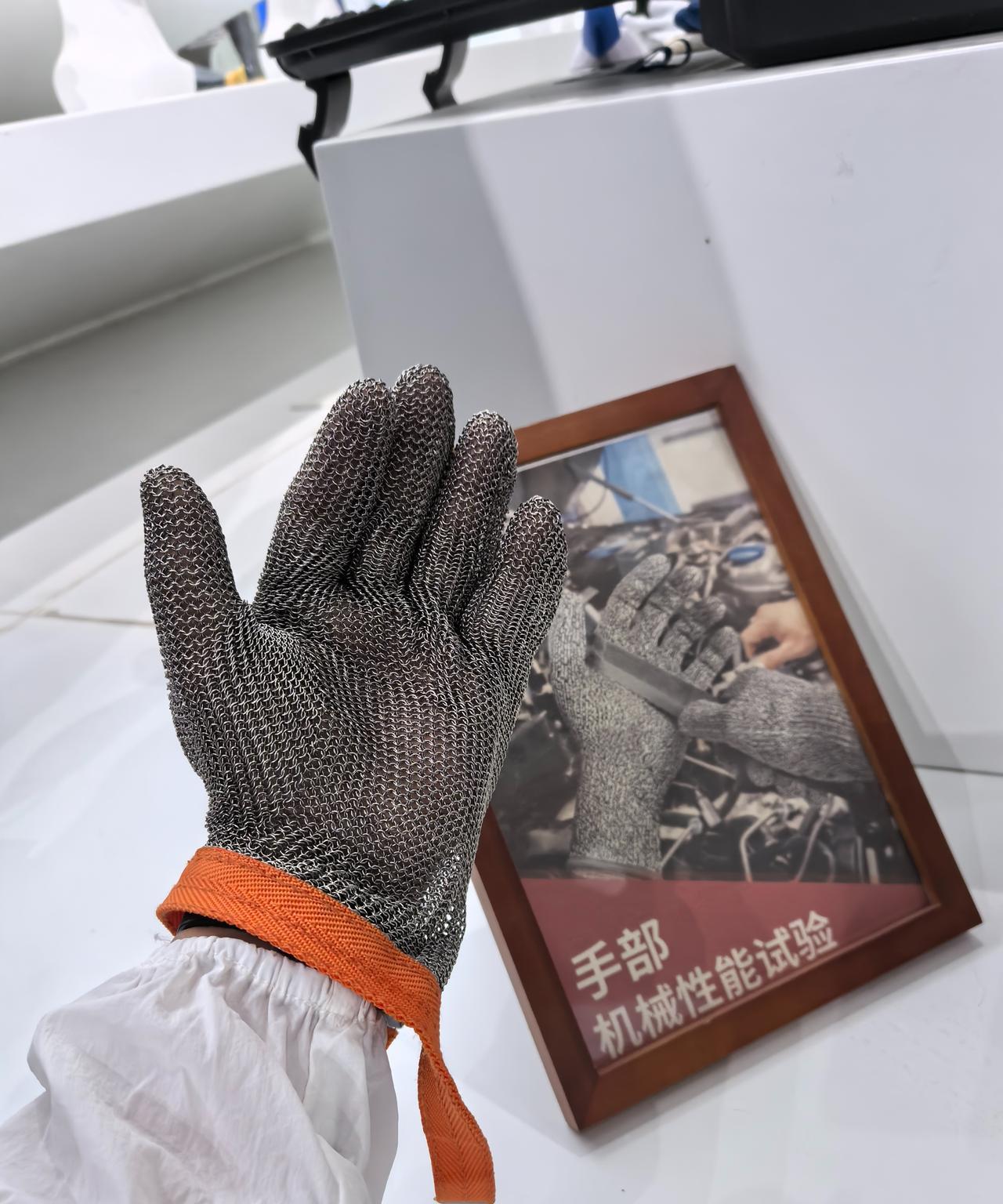 在新明辉安全科技有限公司看到了很多安全防护类的产品，其中最让我感受深刻的是这双安