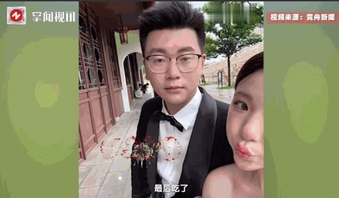 “这就是命啊！”7月1日，浙江舟山，一位男子和妻子拍婚纱照时，趁着妻子换衣服的间