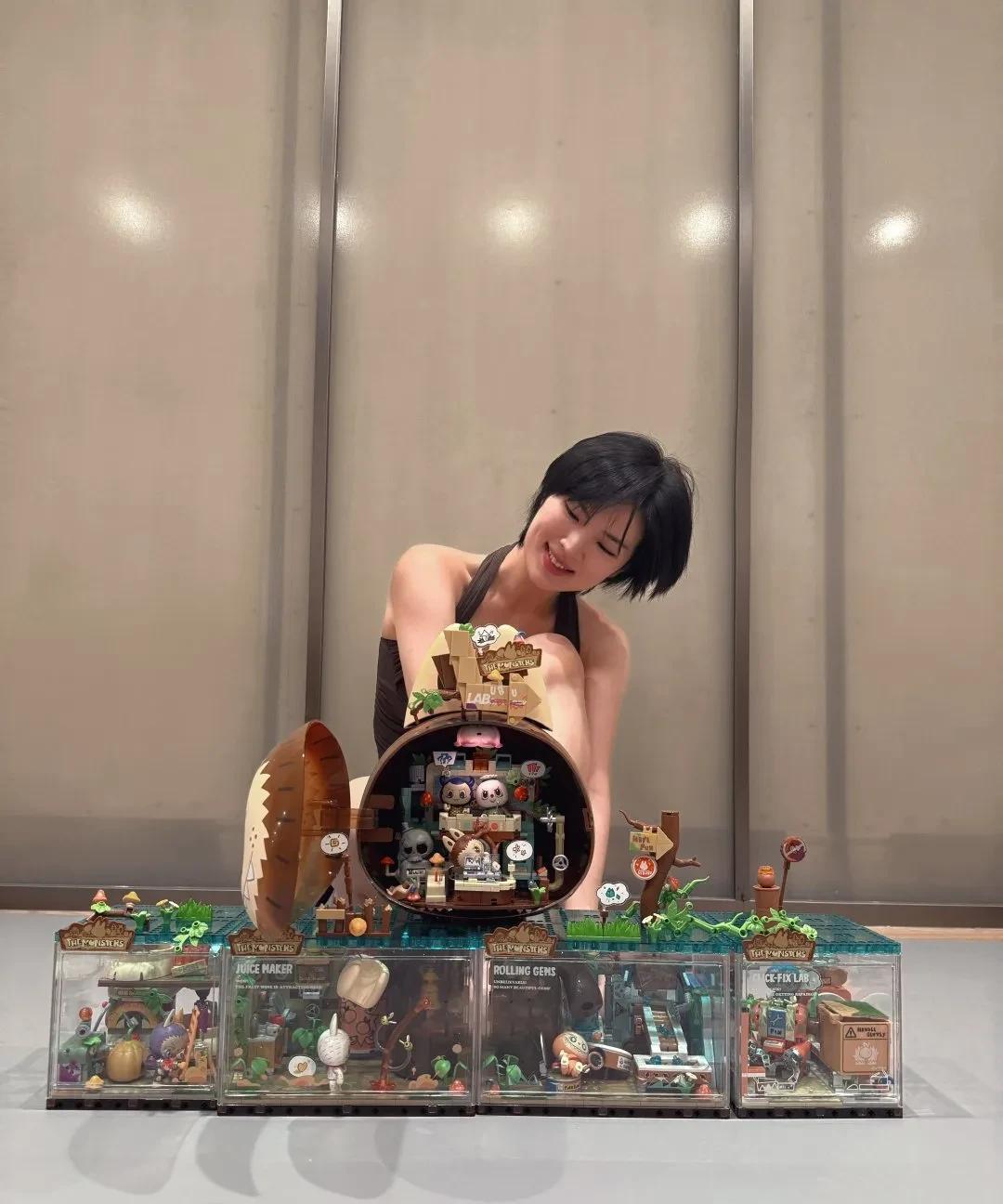 姚安娜有好多泡泡玛特？
6月27日中午，姚安娜在社交媒体发文，分享了几张照片，看