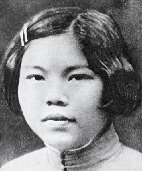 1941年，在监狱里陈若克生下一个婴儿，因为胸膛被日本人打伤，挤不出奶来喂饿得大