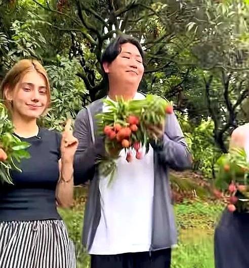 全红婵的哥哥全进华和外国友人一起直播卖荔枝，改走国际路线了，值得点赞！
不过也有