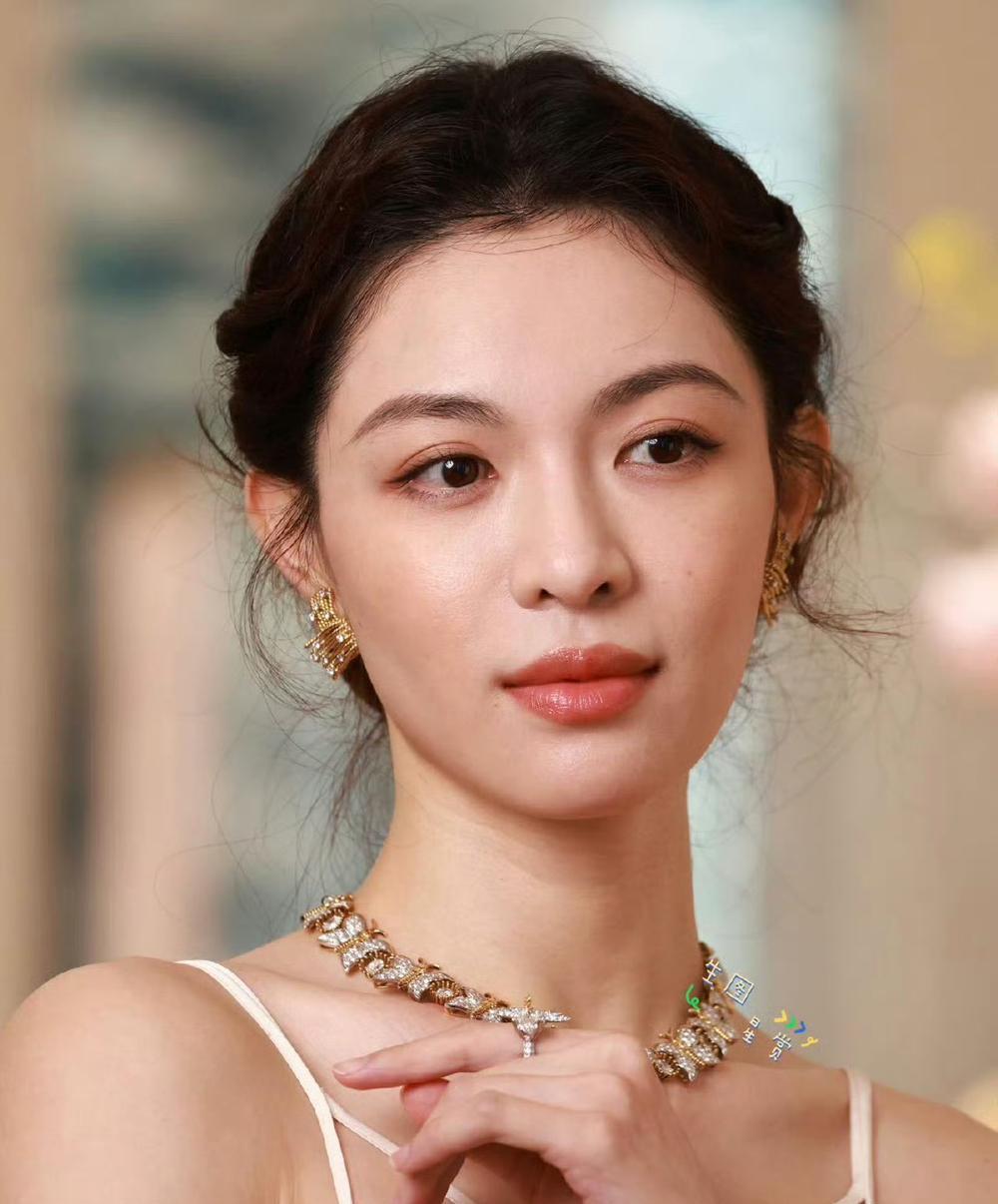 钟楚曦的美，眼里只剩她这抹亮色。