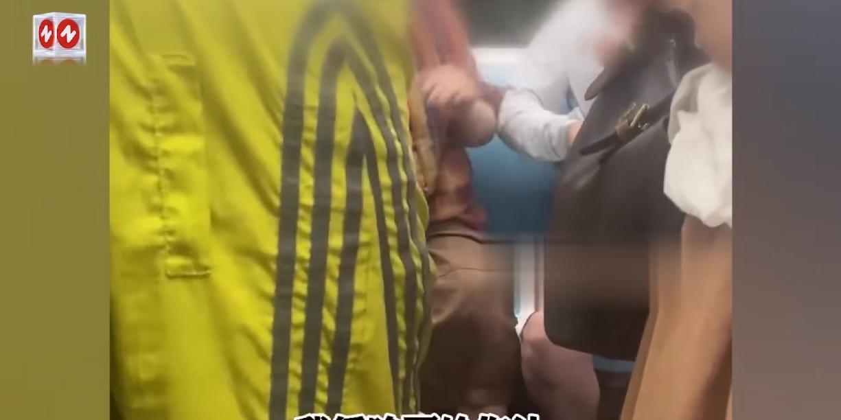 “大快人心！”7月27日，陕西西安，一大妈在地铁上坐车时，旁边的人下车后，她直接