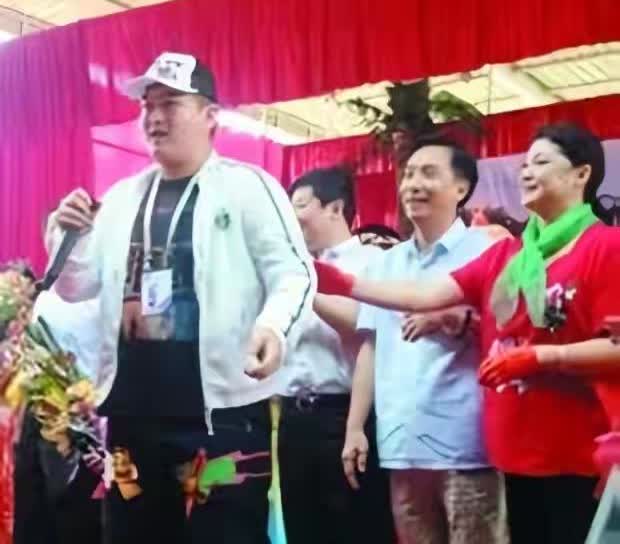 好久没赵本山消息了，这一次赵本山又亮了，不是因为他本人，而是因为他儿子赵大牛举办