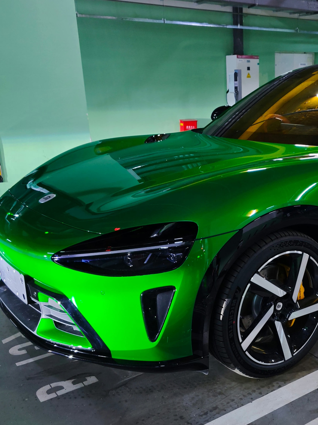 小米YU7这宝石绿实车真的好看
小米YU7这宝石绿实车真的好看，现在很多人都说这