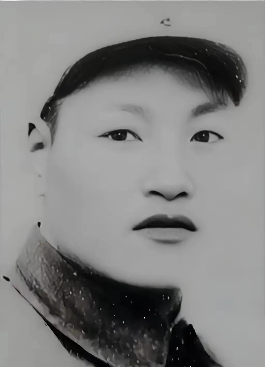 1941年冬，鲁南孟良崮的雪地里，一个浑身是血的汉子靠在松树上，左手紧攥着半张染