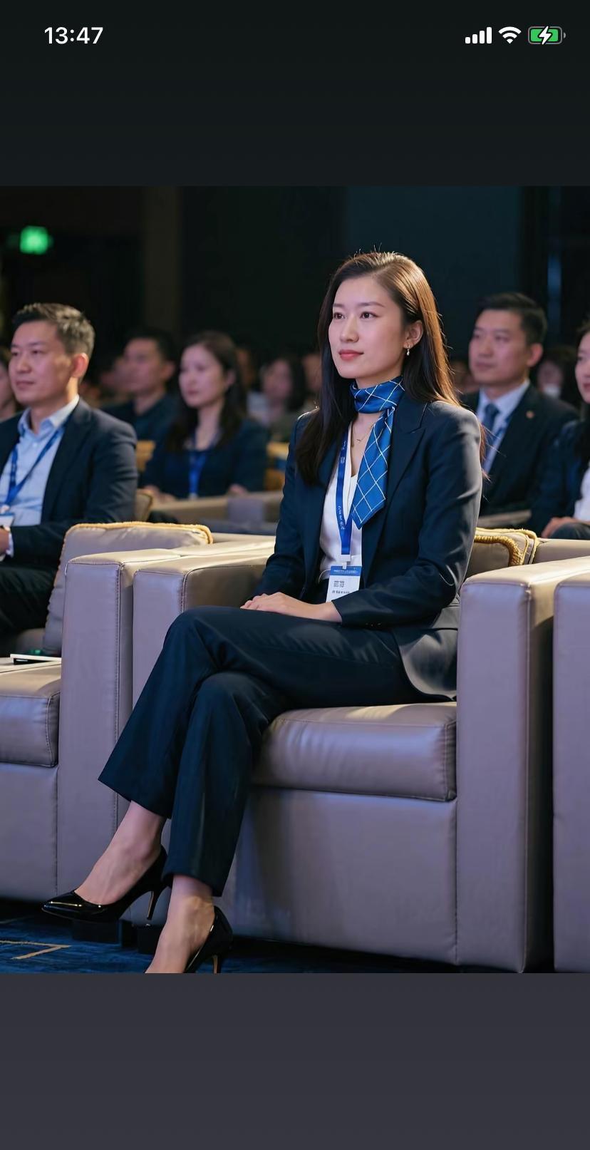 有的人天生就是职业女性
看看这位美女
无论是气质、着装、还是“范儿”…
往那里一