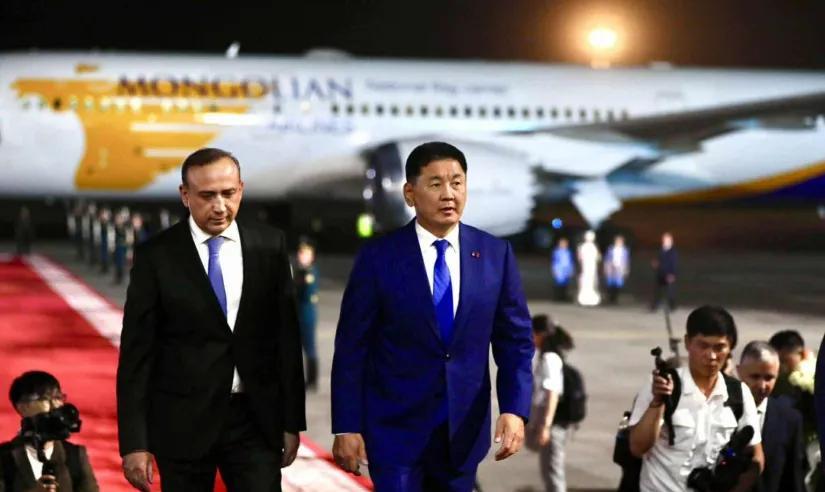 蒙古国总统呼日勒苏赫对塔吉克斯坦共和国进行国事访问，专机抵达塔吉克斯坦，塔吉克斯