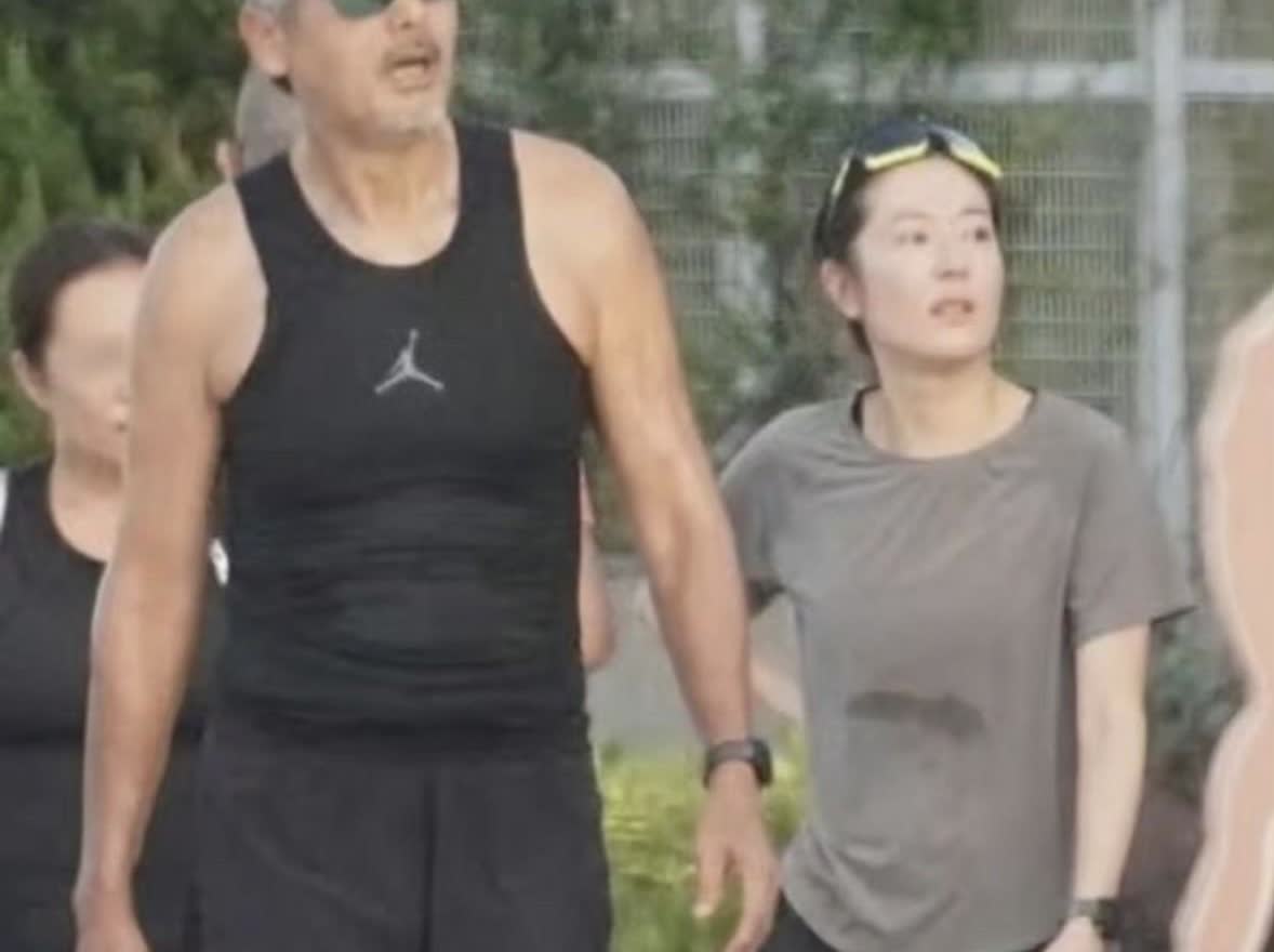 周润发带43岁的唐诗咏跑步，当街为对方拉伸，手法好娴熟啊