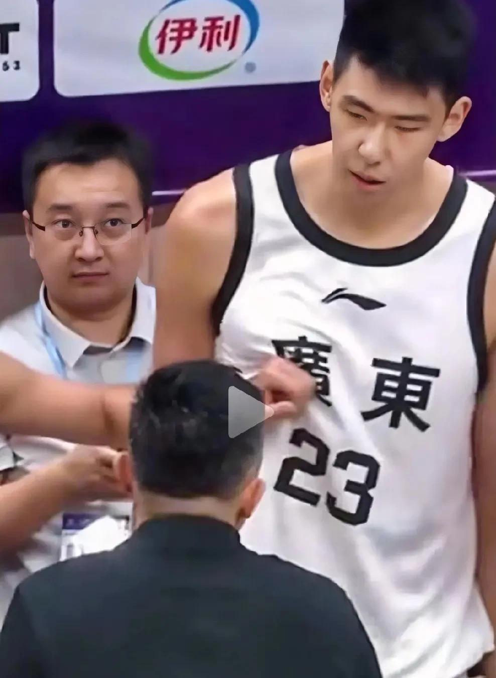 名义上是团结杯，可广东队今晚的场边一点也不团结，这一幕成了赛后被热议的话题，徐欣