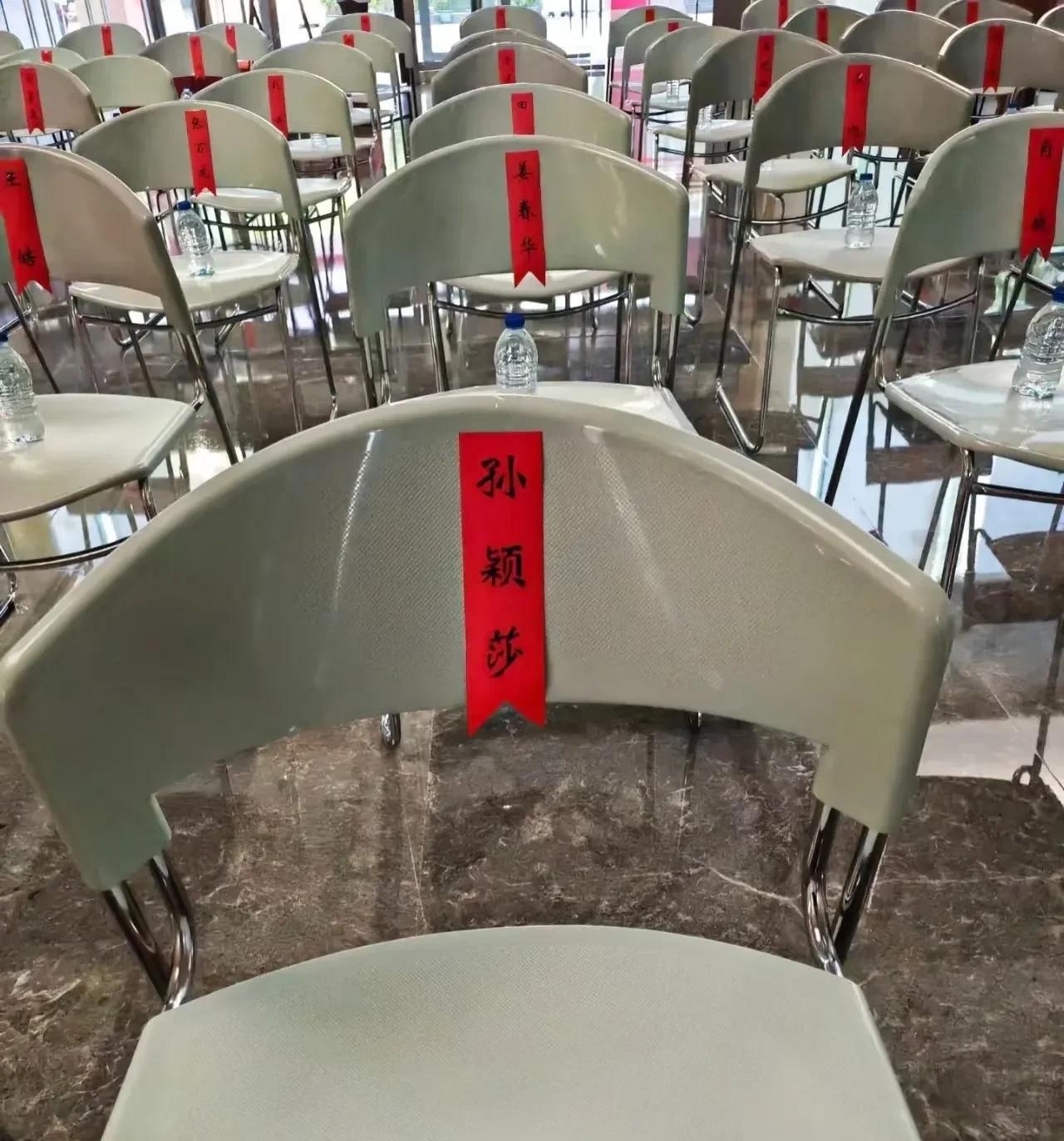 大早上的，又有球迷幸福了不是[偷笑][偷笑][偷笑]。八一莎莎楚钦安排座位的都是