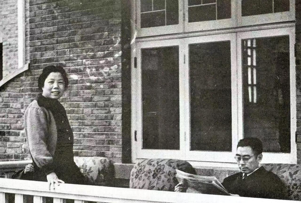 1946年，周恩来、邓颖超夫妇在南京梅园新村住处阳台的老照片，戴眼镜的周恩来总理