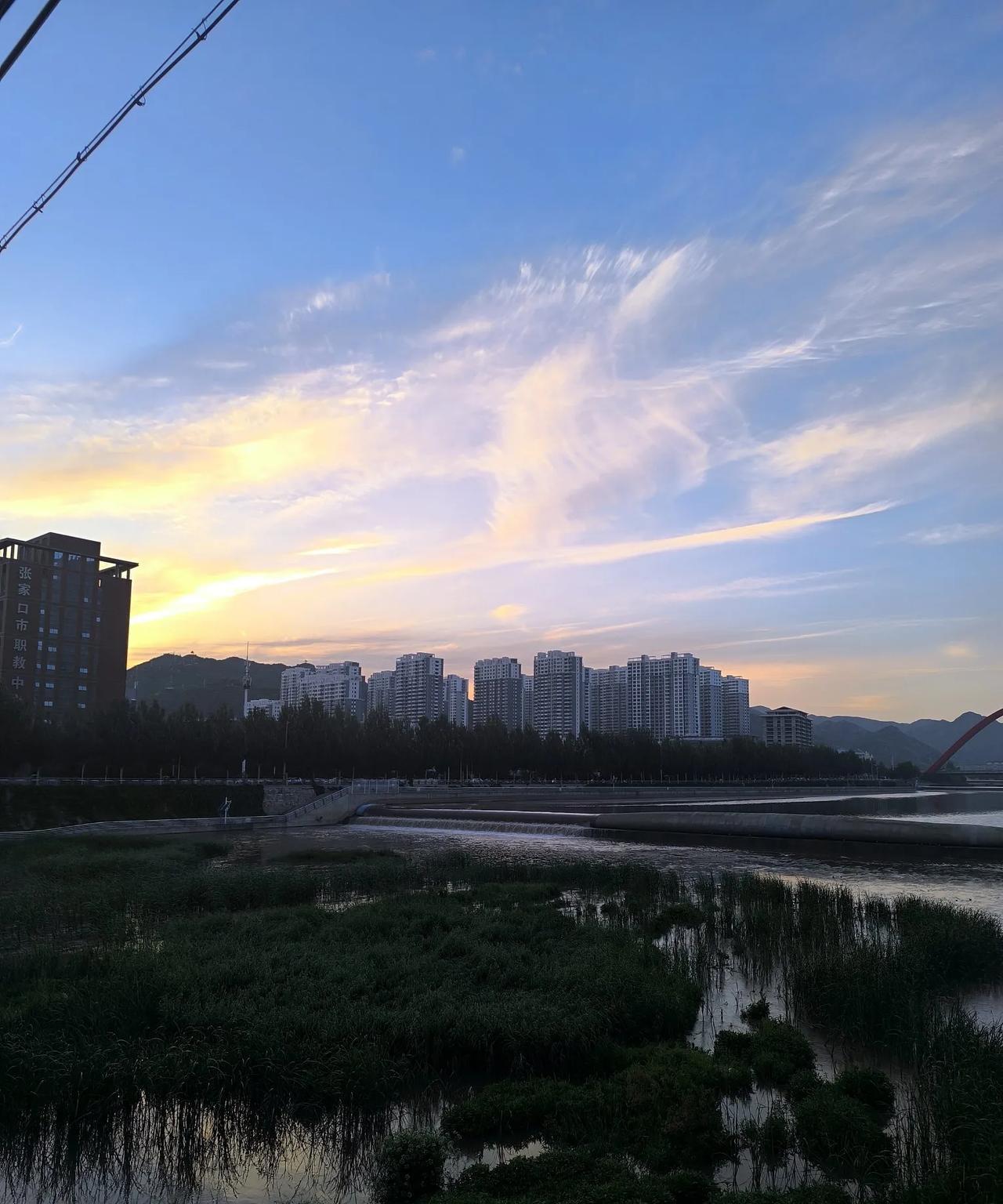 现实生活中
有的女人
一边享受着
丈夫物质
的供给
背地里一边
却和外面
的男人