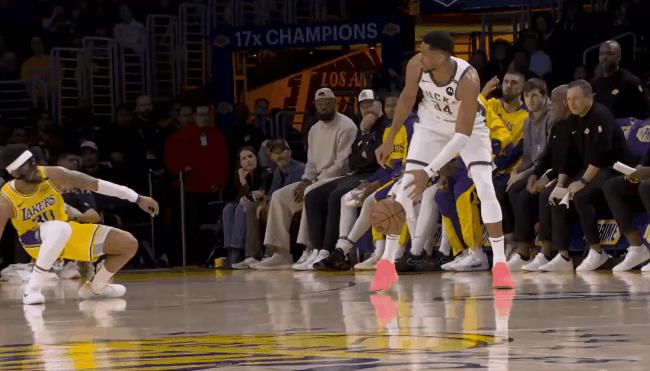 字母哥“端菜”翻腕，湖人替补席全员“亢奋”！
在抗倒古德温之后，字母哥对球有点失