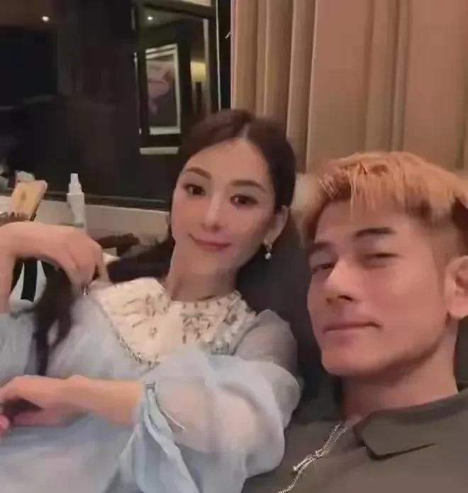 照片中这两个人，竟然是女婿和岳母的关系，实在是让人大跌眼镜。
女婿是著名的男艺人
