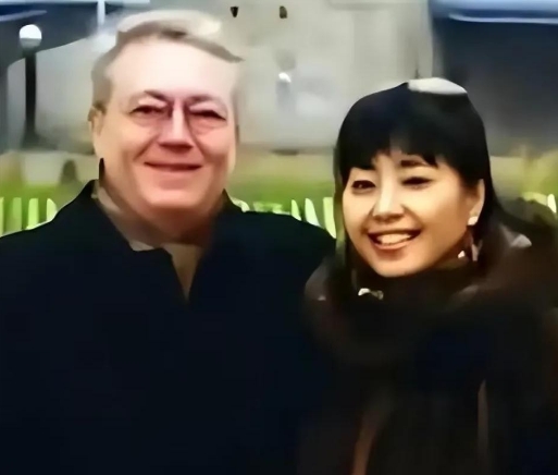 1998年，殷秀梅再婚嫁法国贵族。谁料，十年后因为丈夫工作调动，陷入情感危机。三