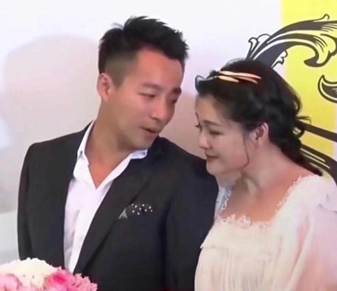 汪小菲终于觉悟了
面对s妈一而再再而三的要求面谈，汪小菲都选择了沉默！柿子再软，