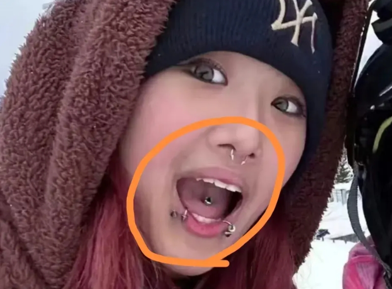 别再心疼贾静雯女儿梧桐妹了

别再为贾静雯的女儿梧桐妹担心了。她的脸上有九个环，