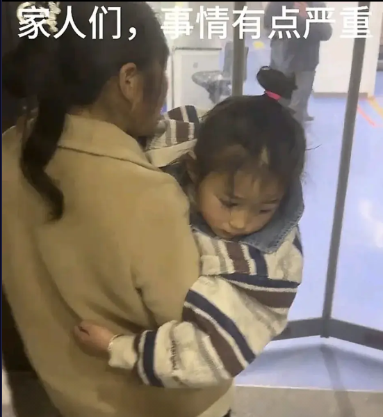 扔手榴的小女孩长的还挺漂亮，幸亏没有发生太大伤害，她知道冒烟了往家里跑，相信她的