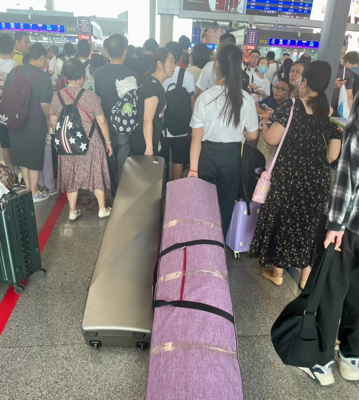这么长的行李箱，头回见！