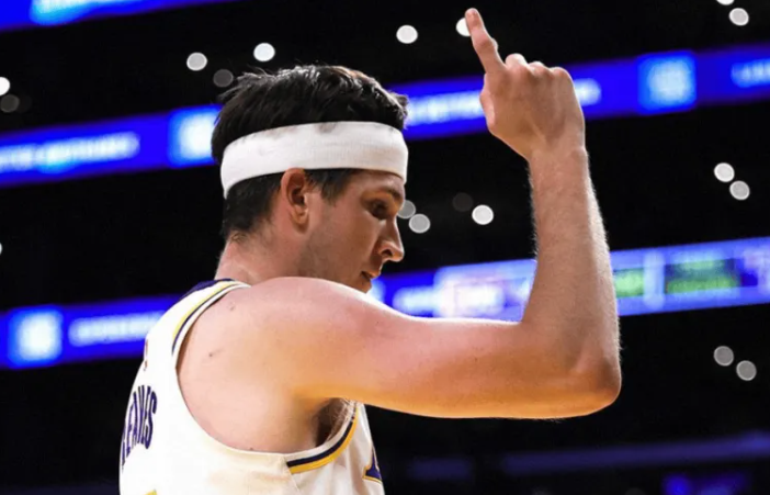 NBA常规赛，湖人客场123-120战胜猛龙。
全场比赛，湖人后卫奥斯汀-里夫斯