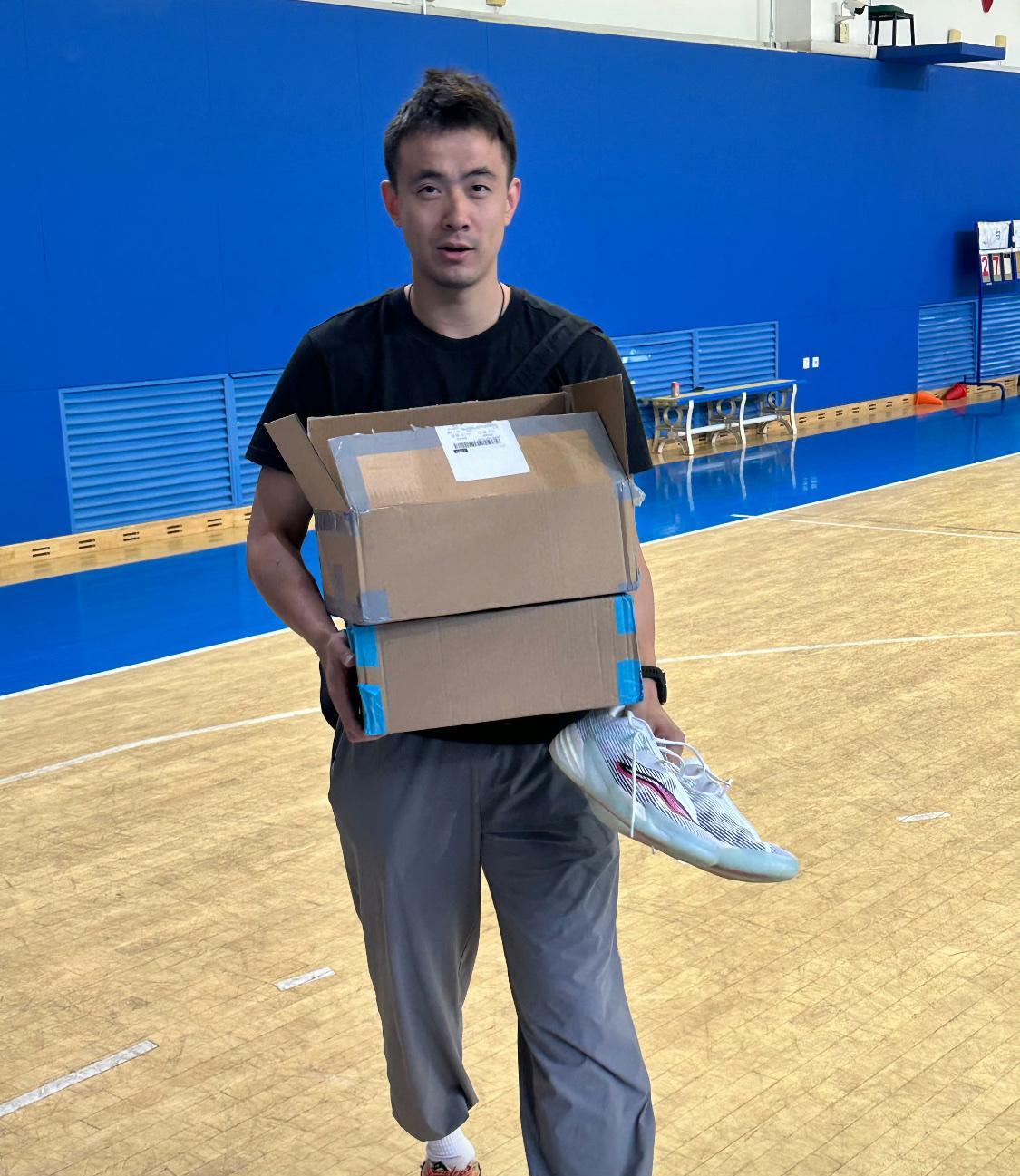 辽篮训练师华莱士又收到赵继伟送的球鞋，称他是知道如何温暖我的心！
近日，华莱士在