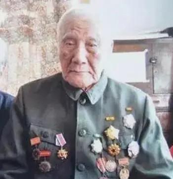1940年，毛主席前往食堂打饭，谁料，一个特务已经拎着根木棒冲到了他的身后，猛然
