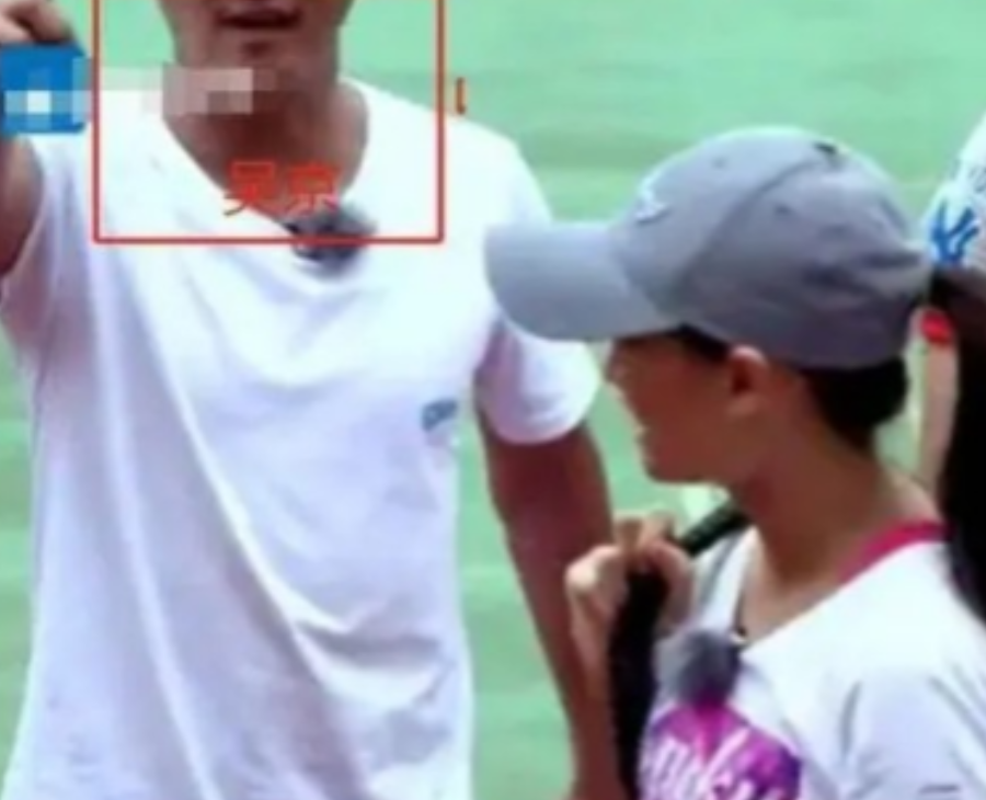 “不要给我讲英文！”2015年世界体操冠军李小鹏携妻子李安琪上综艺，李安琪疯狂飙