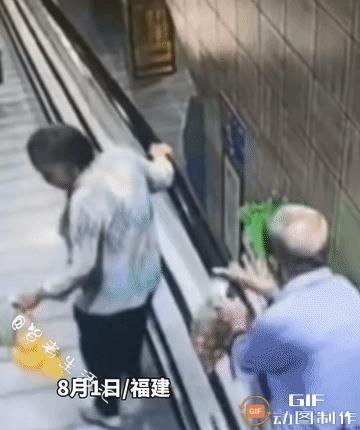 “吓死人了！”一位老大爷乘坐电梯时，没想到手一直抓着扶手不放，结果被带上了高空，