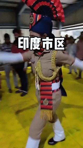 印度一名年轻的女警察在警校的毕业典礼现场。
向已经过世的父母双亲敬礼，告慰他们的