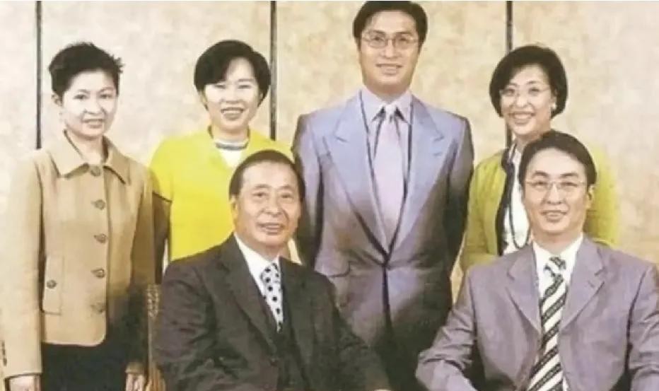 李兆基去世 鼻子大的有钱人





豪门相学？李兆基去世，带走的不只是财富，还
