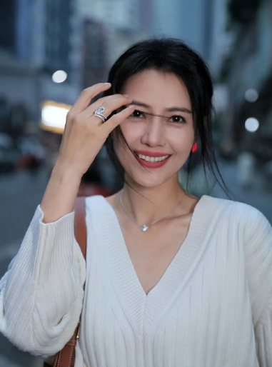 我怀疑过高圆圆没有朋友

也怀疑过高圆圆是有社恐

万万没想到，她最近说的一句话