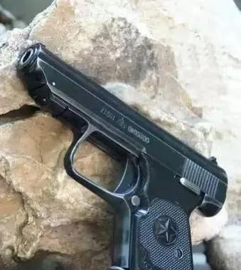 省市县三级公安（厅）局长是否配发手枪，需要根据其工作性质和实际需求来确定，而不能