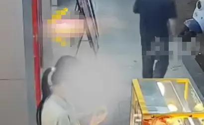 女子在店门口偷吃5个蛋挞，这姑娘偷吃几个蛋挞一下子让全国人民都知道了，这下子就社