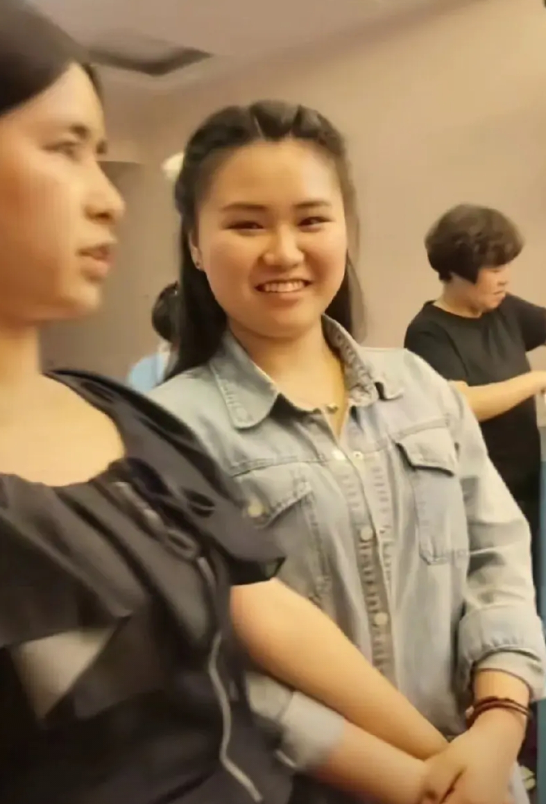 要不是着急上户口，是不是陈杨梅的爸爸还在寻亲路上辛苦的奔波，养家太过分了，明明知