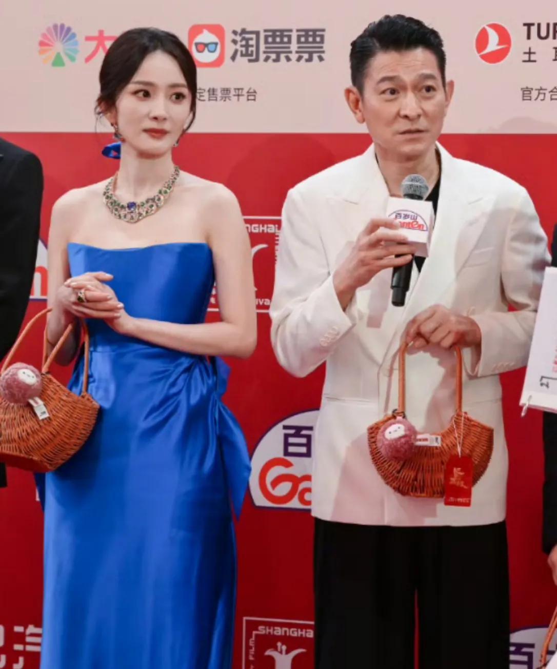 #杨幂回应和刘德华挽手走红毯# 杨幂和天王刘德华携作品《长安的荔枝》走海国际电影