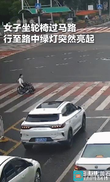 “温暖人心!”湖北黄石，女子坐轮椅独自一人过马路，没想到行至一半，直行的绿灯亮了