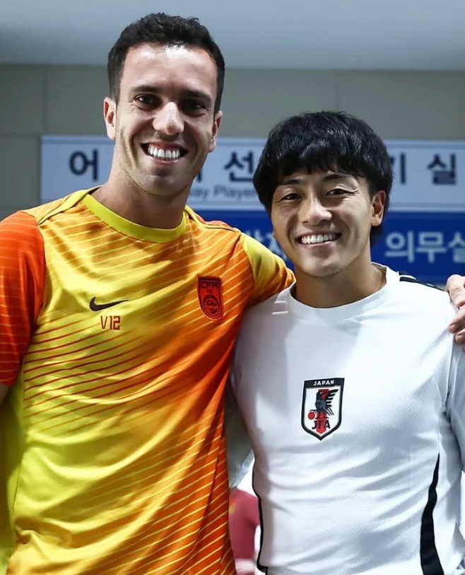 东亚杯第二轮国足0-2不敌日本队遭遇两连败。
	
尽管中国男足的比赛策略是以防守