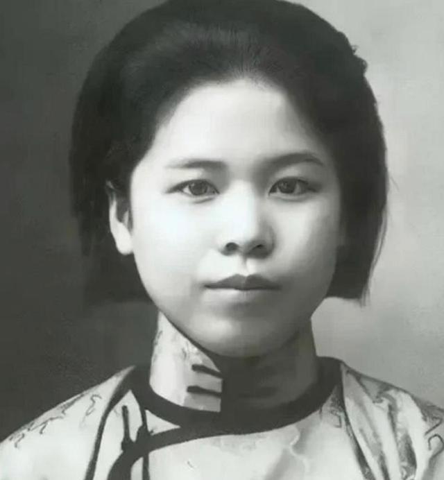 谢葆真出生在1913年的陕西西安，家里穷得叮当响。父亲原来是教书先生，后来家道中