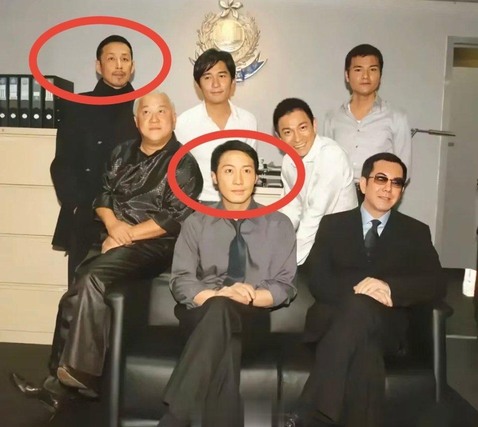 影视圈大咖的合影，“位置”非常 令人不解。
黎明和黄在第一排坐着，曾志伟刘德华却