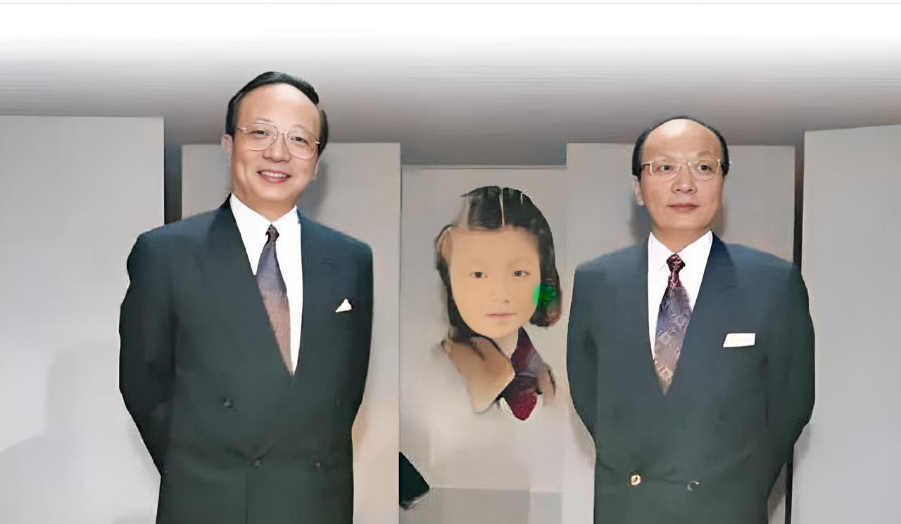 这是90年代初期章孝严与章孝慈兄弟俩站在母亲的照片前。兄弟俩出生不久，母亲章亚若