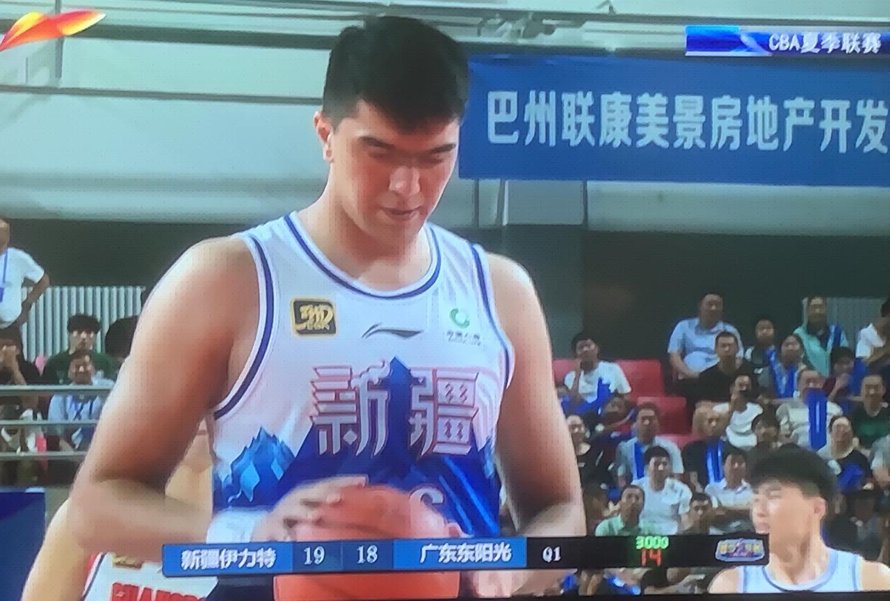         新疆飞虎男篮的中锋鲁吐布拉这次又去了宁波队，上个赛季才被租借到