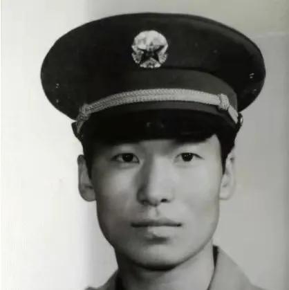 1987年，飞行员徐勇凌驾驶一架歼6战斗机，听错口令，撞上长机，坠毁在云南的深山