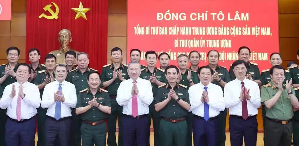 齐齐整整！这就是苏林的左膀右臂

今天苏林到访越南国防部，与潘文江、郑文决等