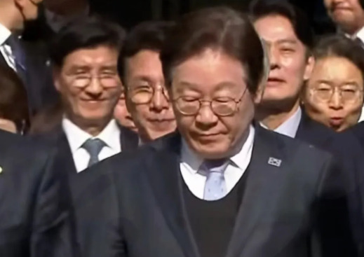 李在明山火后支持率飙升











李在明被判无罪后怒怼检方，引发轩然